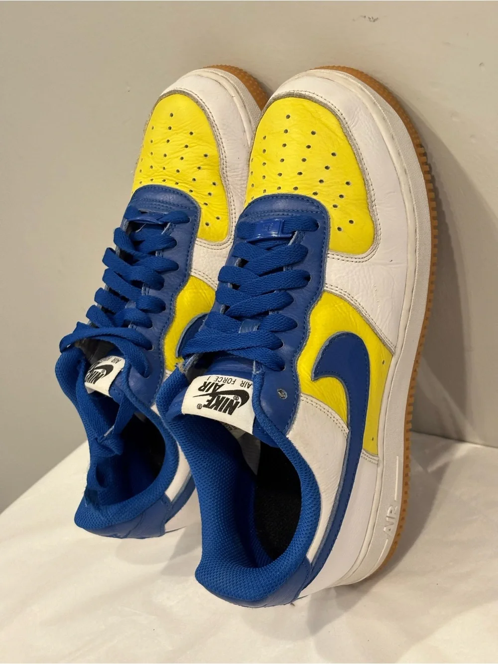 Nike AIRFORCE ONE Low-Top Sneakers in Blue, Yellow & White